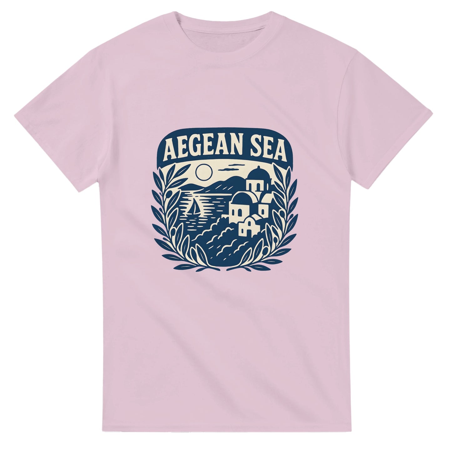 Tidlös skönhet från Egeiska havet. Klassiskt elegant T-shirt som fångar Greklands landskap.