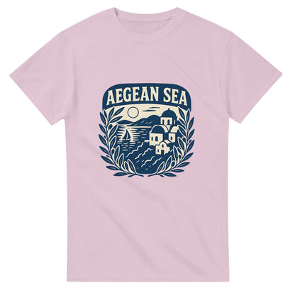 Tidlös skönhet från Egeiska havet. Klassiskt elegant T-shirt som fångar Greklands landskap.