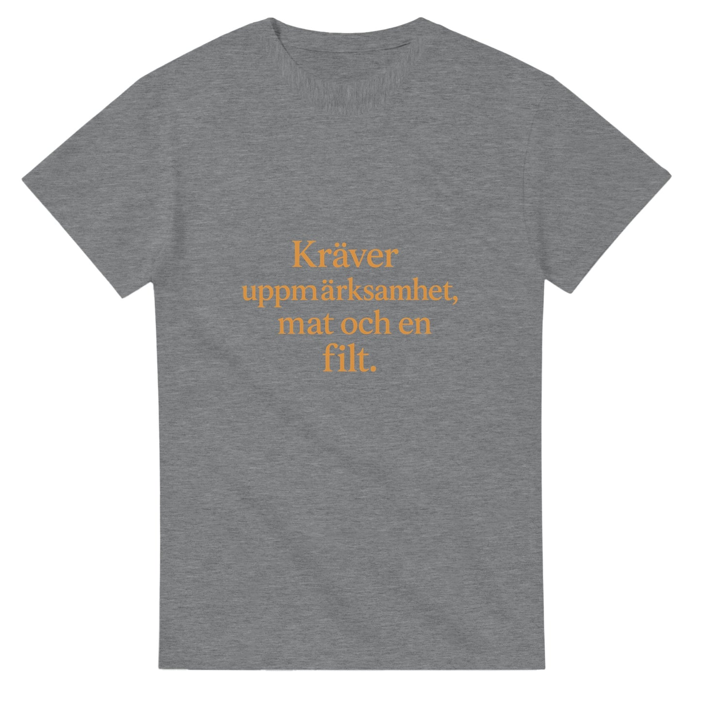 T-shirt med rolig och varm statement-text för henne. Kräver uppmärksamhet, mat och en filt. Chic font och tonad färg.