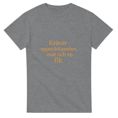 T-shirt med rolig och varm statement-text för henne. Kräver uppmärksamhet, mat och en filt. Chic font och tonad färg.