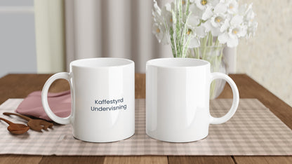 Kaffe som bränsle för undervisning - lekfull hyllning för lärare med humor och självdistans. Perfekt på muggen i personalrummet.