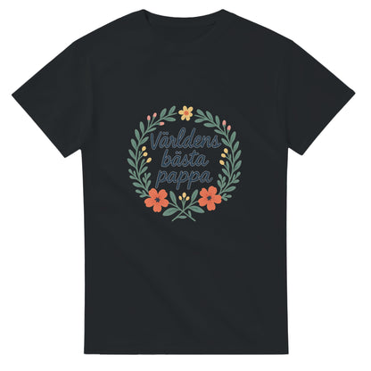 Stilfull T-shirt med handskriven text 'Världens bästa pappa' och blomkrans. Perfekt för den speciella pappan.