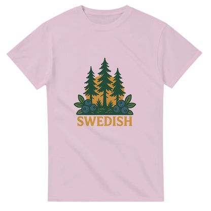 Vintage t-shirt med svensk skogsinspiration, kombinerar stil och natur med bär och barr.