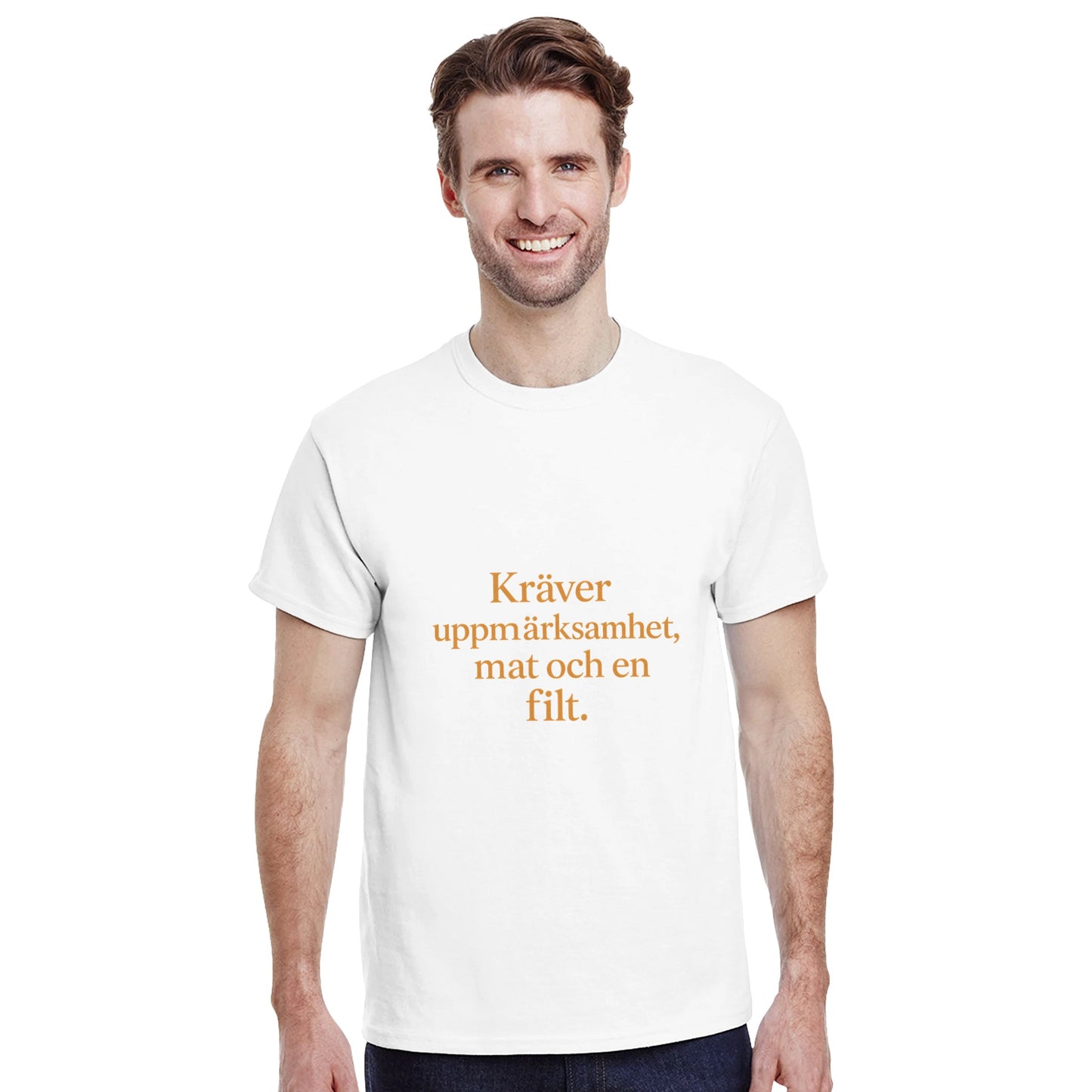 T-shirt med rolig och varm statement-text för henne. Kräver uppmärksamhet, mat och en filt. Chic font och tonad färg.