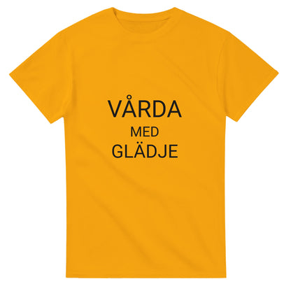 Glädjefylld t-shirt för vårdyrket. Visa din passion med denna tröja.