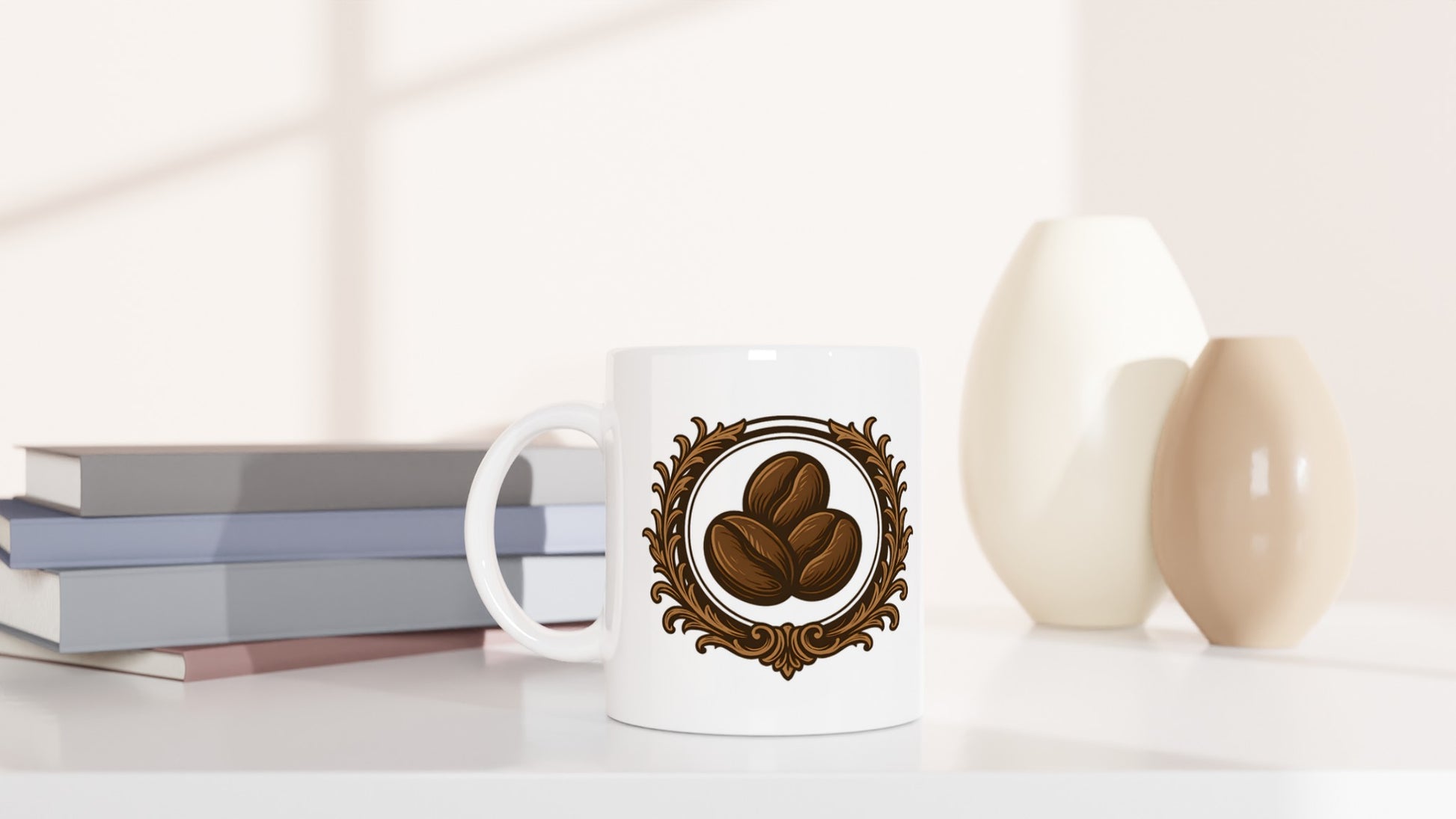 Mugg med antik emblem och kaffebönor, perfekt för retroälskande kaffeentusiaster.