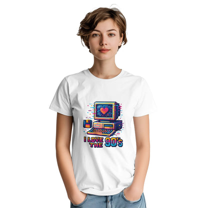 T-shirt med 90-tals pixelart-design av datorer och disketter i livliga färger och glitch-effekt. Perfekt för spelentusiaster.