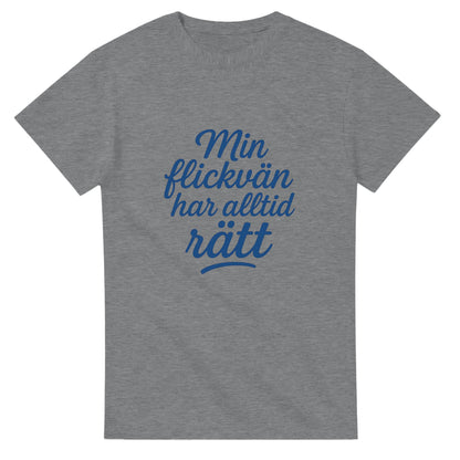 T-shirt med lekfull text: 'Min flickvän har alltid rätt' i elegant scriptfont och snygg blå färg.
