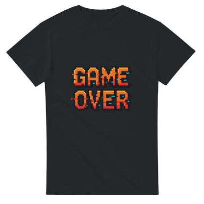 8-bitars T-shirt med glitch-effekt i klassisk stil. Perfekt för gamers med unik stil.