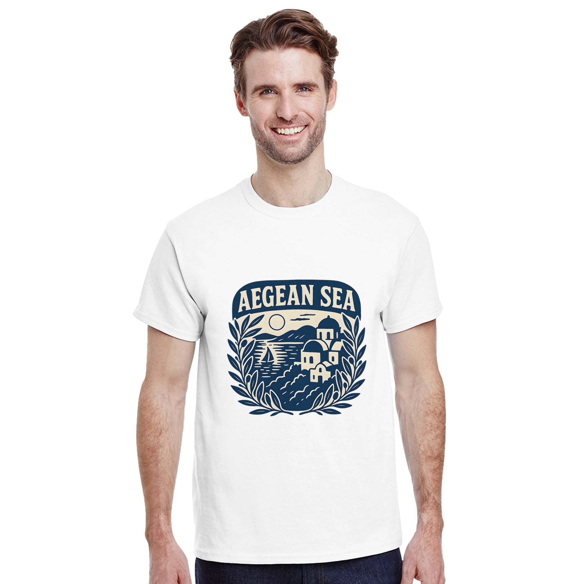 Tidlös skönhet från Egeiska havet. Klassiskt elegant T-shirt som fångar Greklands landskap.