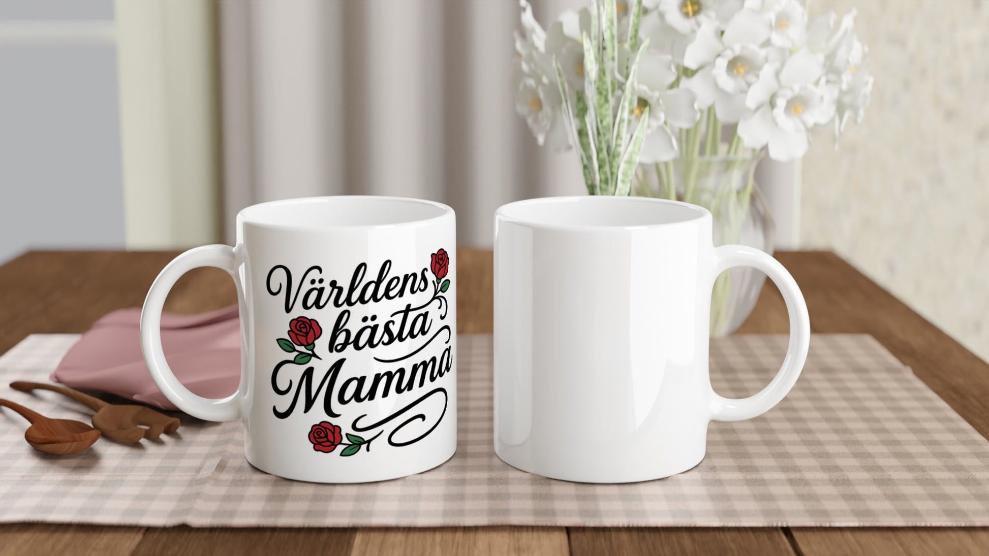 Mugg med elegant typografi och subtila rosor, perfekt för att fira världens bästa mamma. Idealisk för morgonkaffet!