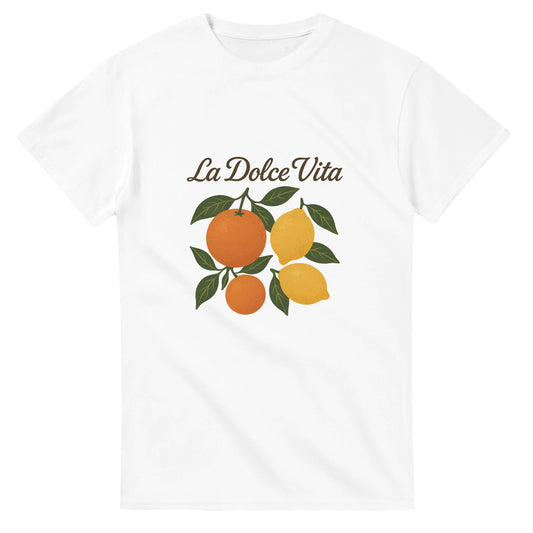 T-shirt med retro mönster av apelsiner och citroner, med den italienska texten 'La Dolce Vita' i elegant skrivstil.