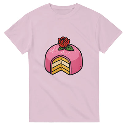 T-shirt med prinsesstårta i rosa marsipan och grädde, perfekt för sötsakälskare.