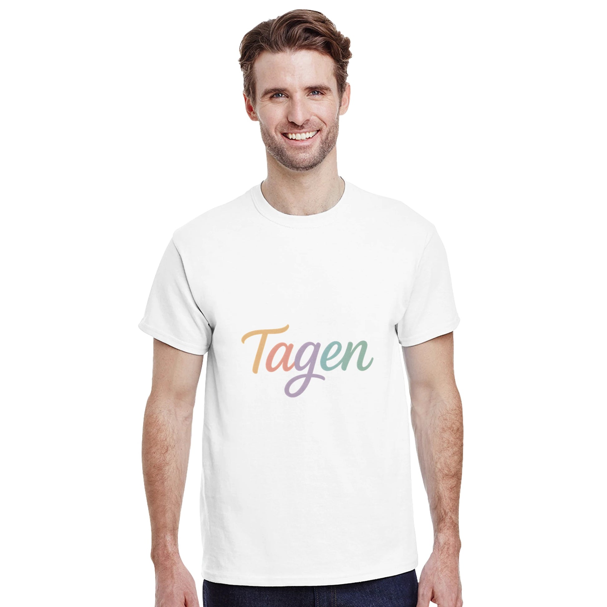 Kaxigt elegant t-shirt med ordet Tagen i lekfull font och harmonisk färg för en charmigt självsäker look.