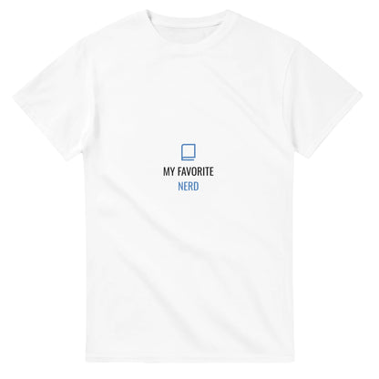 Charmig t-shirt för teknik- och bokälskande pojkvänner.