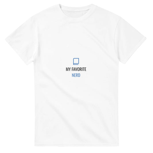 Charmig t-shirt för teknik- och bokälskande pojkvänner.