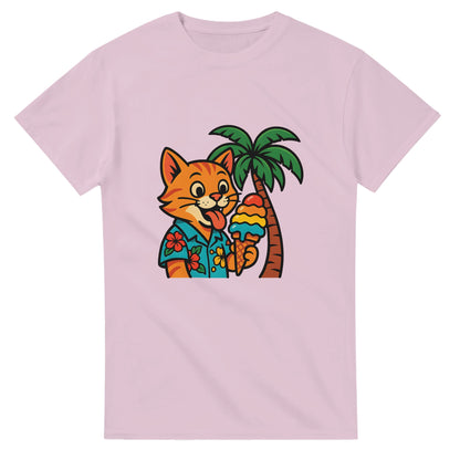 Katt i hawaiiskjorta slickar på regnbågsfärgad glass under palm.