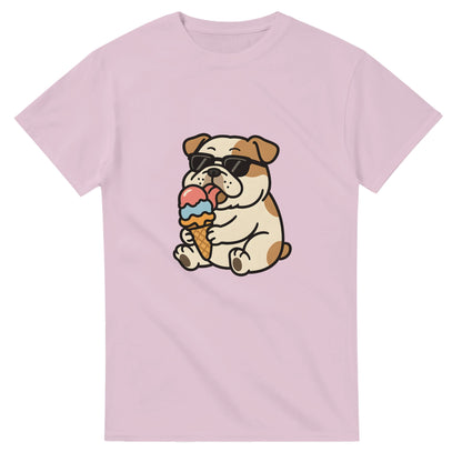 T-shirt med glad bulldog som njuter av en färgglad glass. Perfekt för hundälskare.