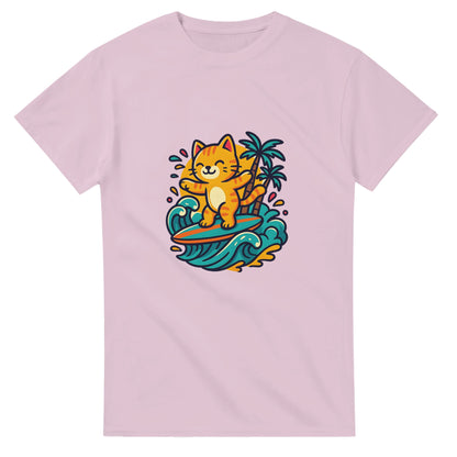 T-shirt med surfande katt i paradiset, omgiven av palmer och tropiska färger. Perfekt för kattälskare som drömmer om semester.