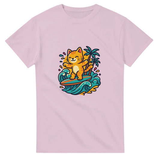 T-shirt med surfande katt i paradiset, omgiven av palmer och tropiska färger. Perfekt för kattälskare som drömmer om semester.