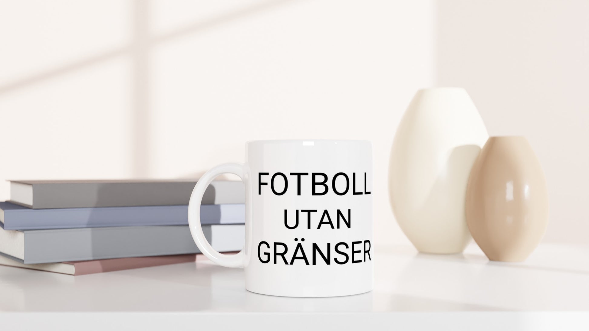 Mugg med fotbollstema, hyllar gränslösa möjligheter i fotbollens värld med en rolig twist.