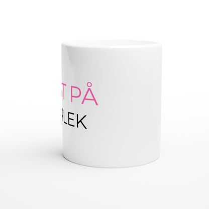 Mugg med texten Bäst på Kärlek för att fira din kärleksfulla och omtänksamma flickvän.