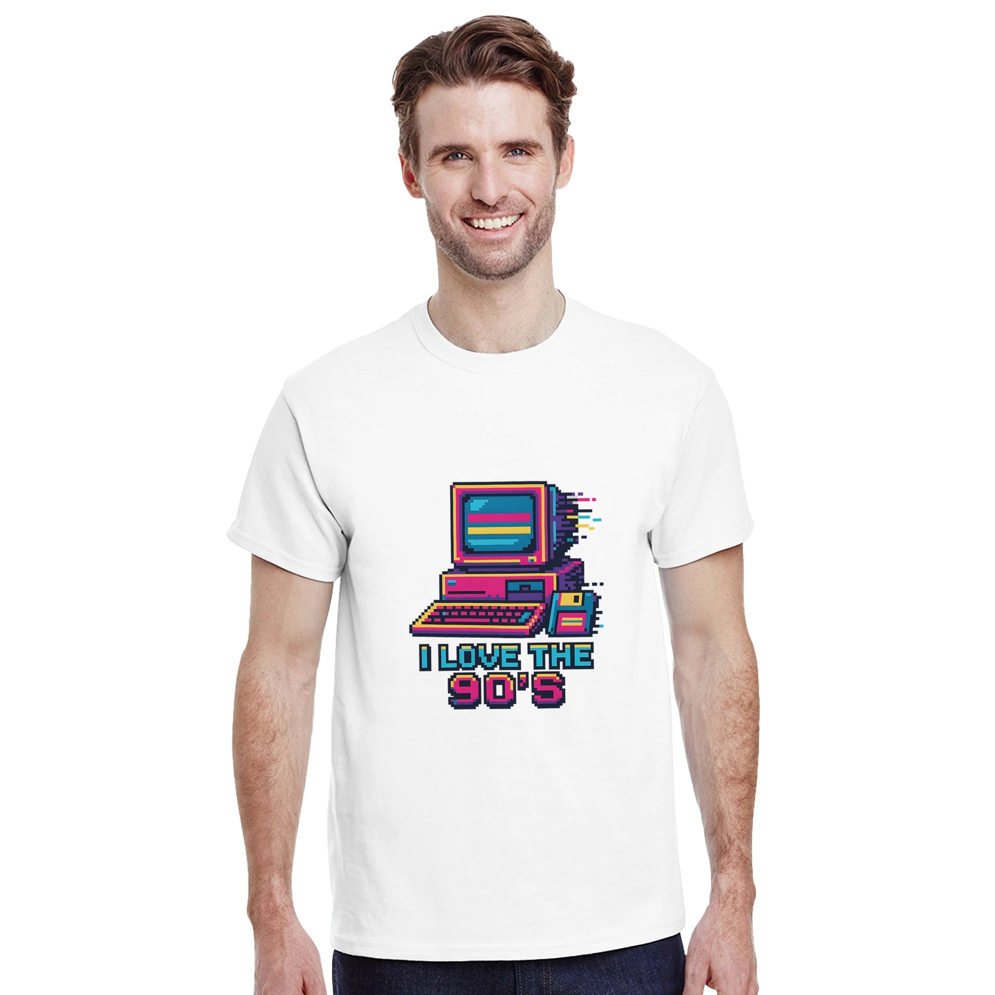 Pixelart-T-shirt med 90-talsvibbar, datorer, disketter och glitch-effekter. Nostalgisk resa tillbaka i tiden.
