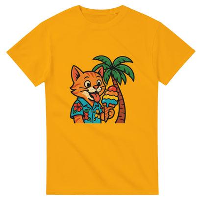 Katt i hawaiiskjorta slickar på regnbågsfärgad glass under palm.