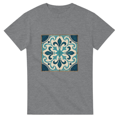 T-shirt med Portugals historia, traditionella kakelmönster och havets toner i en rustik stil.