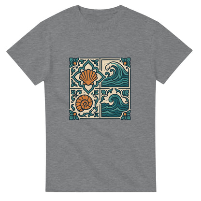 T-shirt med portugisiska kakelmönster i vintagefärger – perfekt för havsälskare och Portugal-fans.