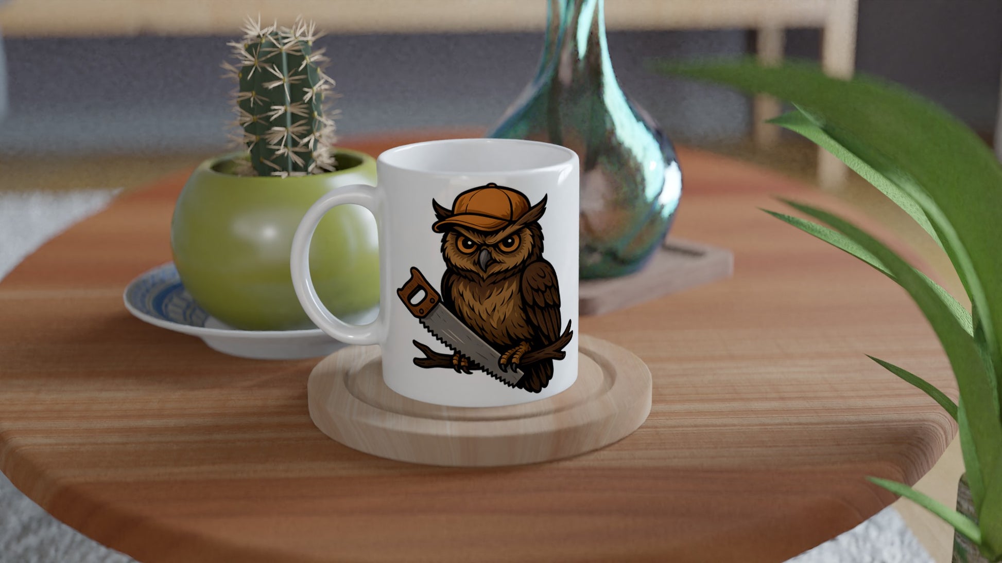 Mugg med klok uggla i keps och såg i klorna, perfekt för den kluriga snickaren!