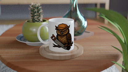Mugg med klok uggla i keps och såg i klorna, perfekt för den kluriga snickaren!
