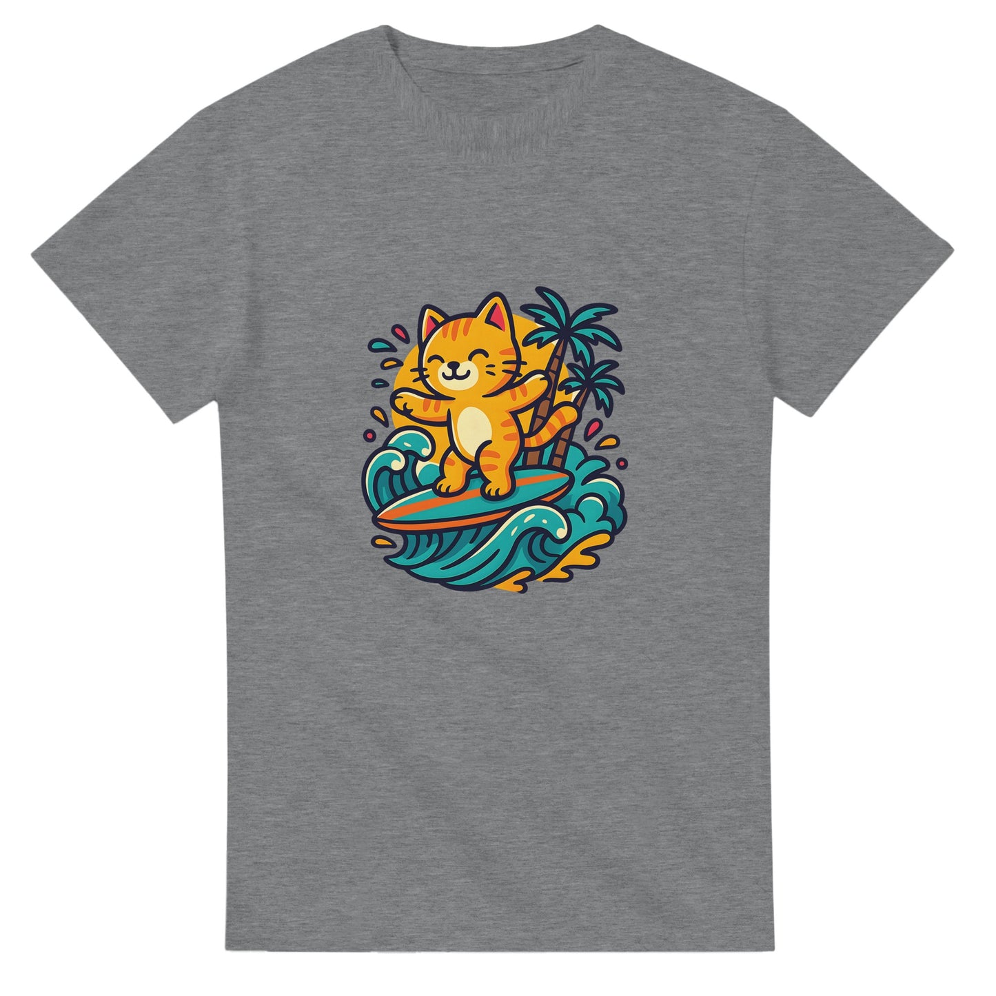 T-shirt med surfande katt i paradiset, omgiven av palmer och tropiska färger. Perfekt för kattälskare som drömmer om semester.