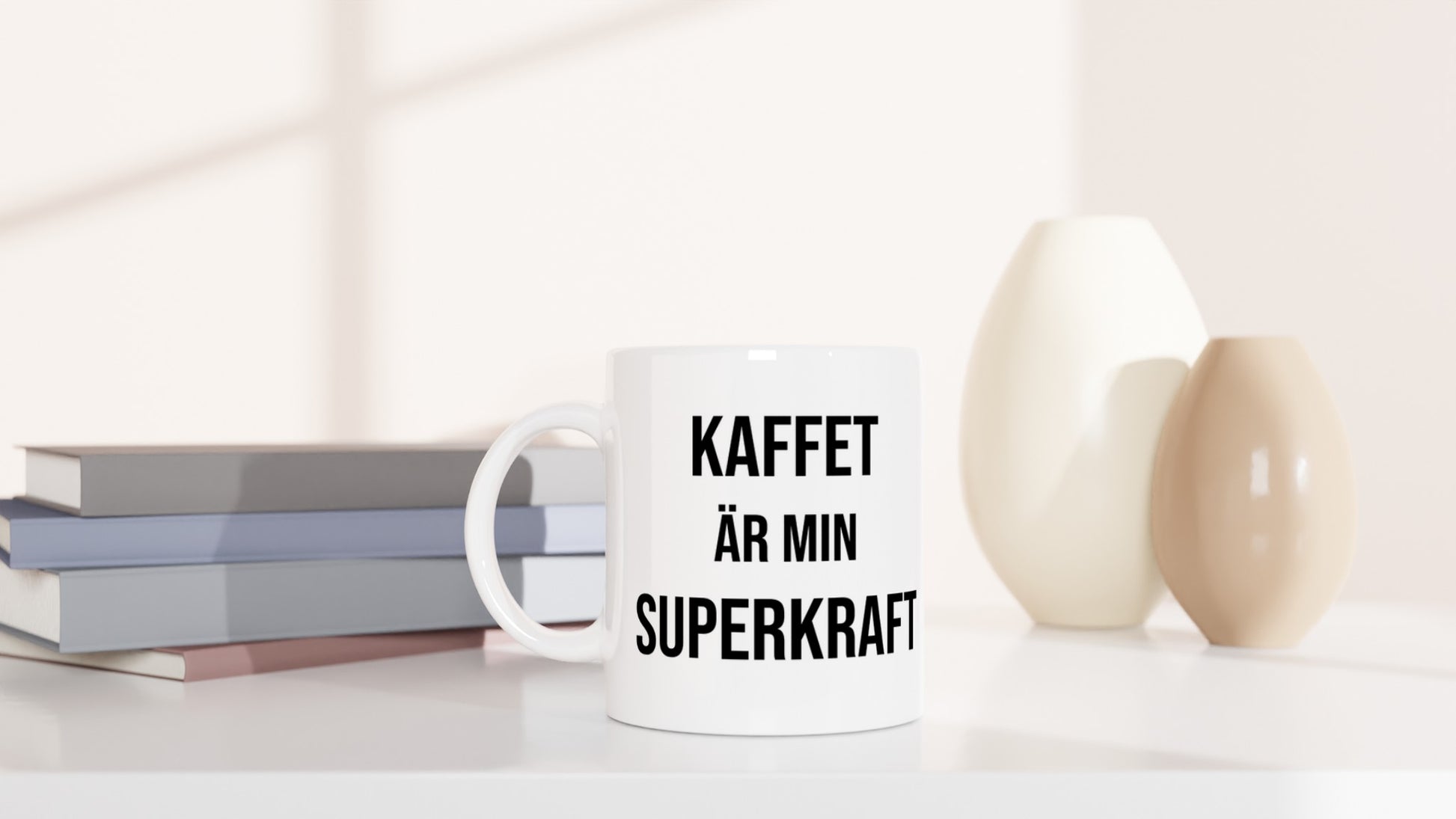 En kaffekopp med texten 'Kaffet är min superkraft' för lärare som behöver en boost under dagen. Perfekt för lärarrummet!
