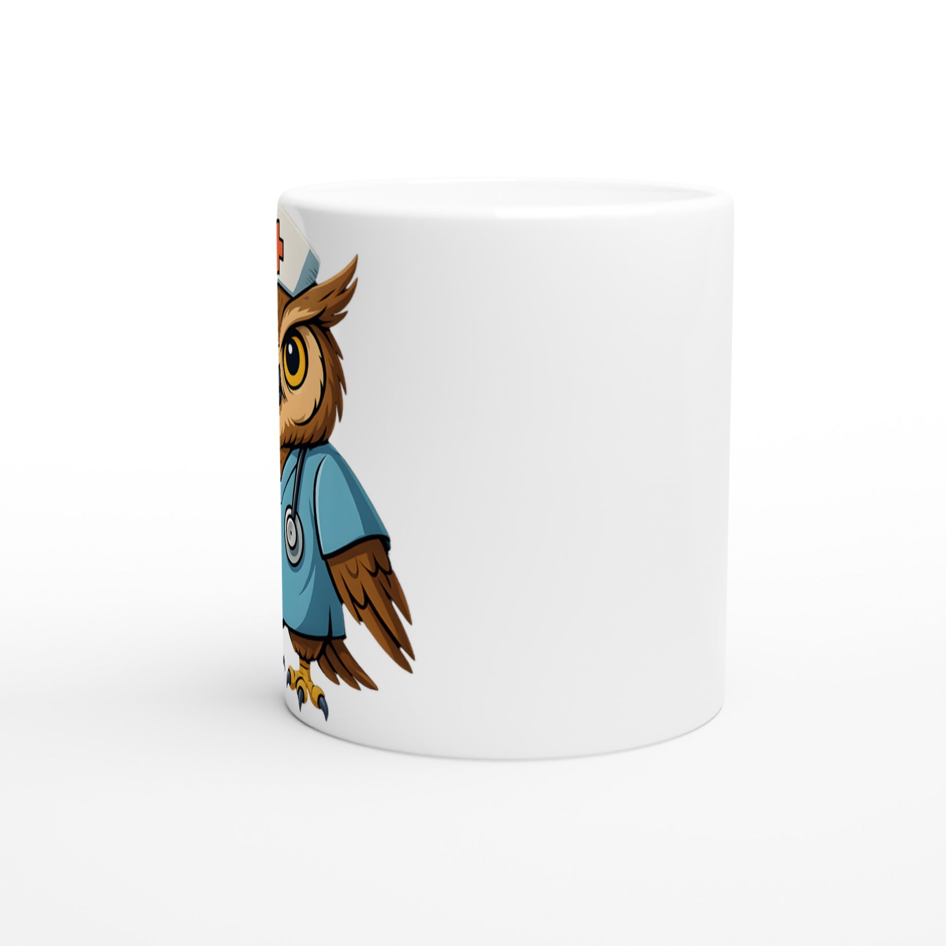Sjuksköterskeuggla i uniform med stetoskop och spruta på en kreativ mugg. En högflygande start på dagen!