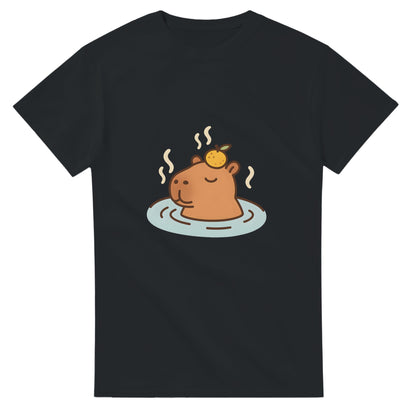 Capybara i varm källa med citrus på huvudet. Lekfullt motiv för total zen och värme.
