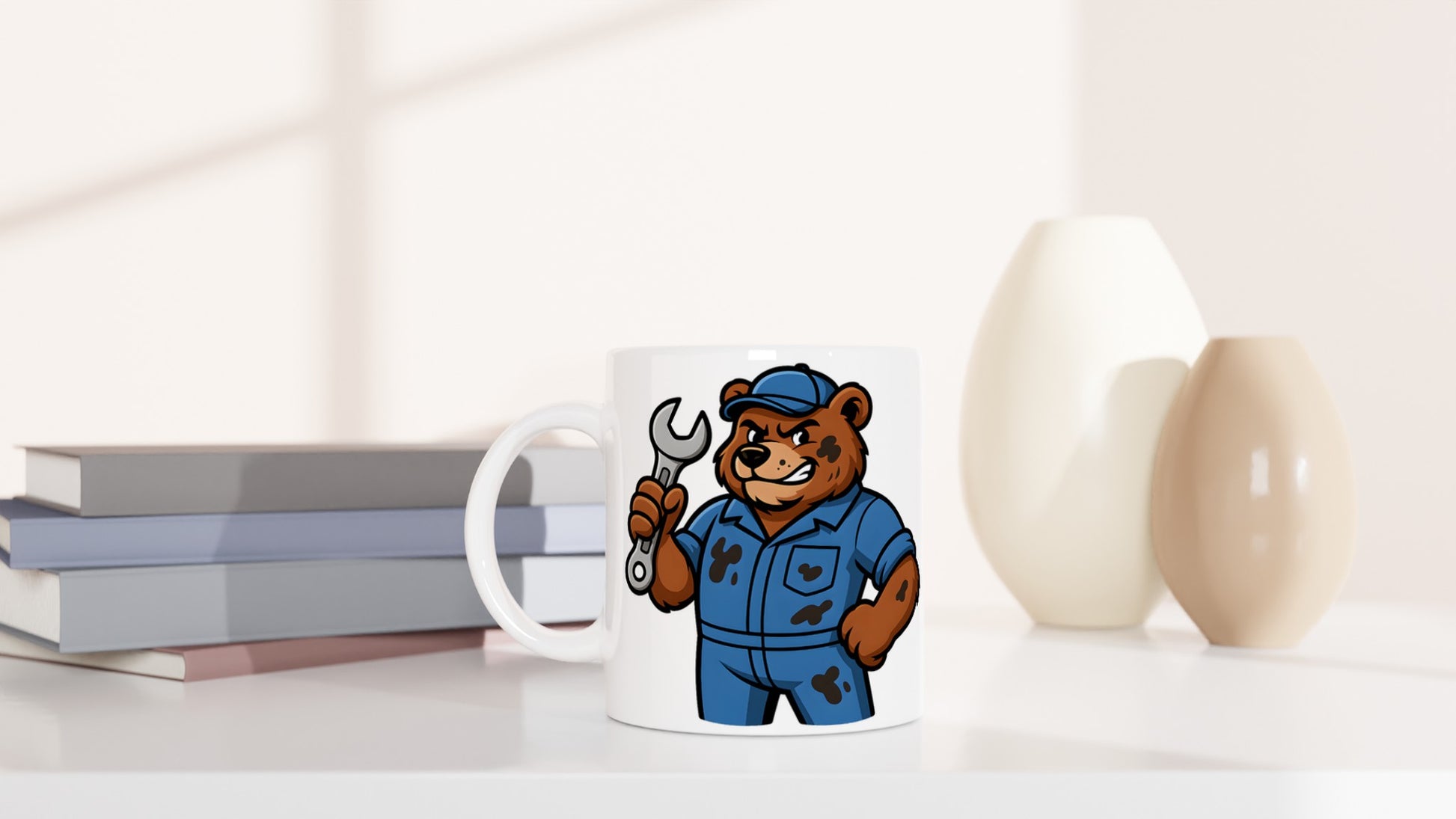 Mugg med björn och skiftnyckel, perfekt för natur- och maskinälskare. Upplev styrkan i garaget med denna unika mugg.