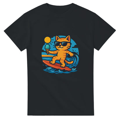 Katt i solglasögon balanserar glasskula på surfbräda vid stranden.