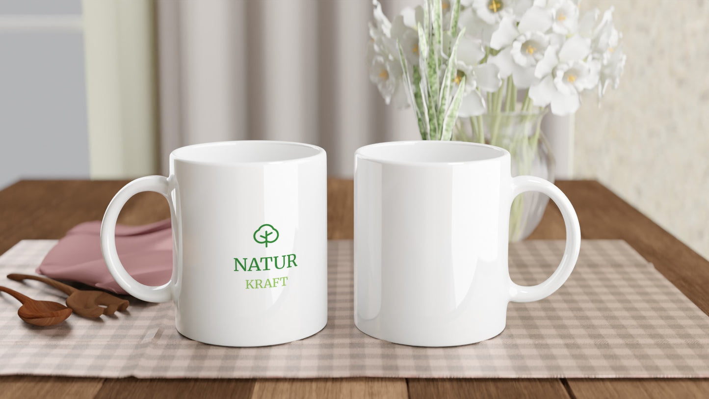 Mugg med Mamma Naturkraft text och gröna träd för fräsch känsla. Perfekt för naturälskande mammor.