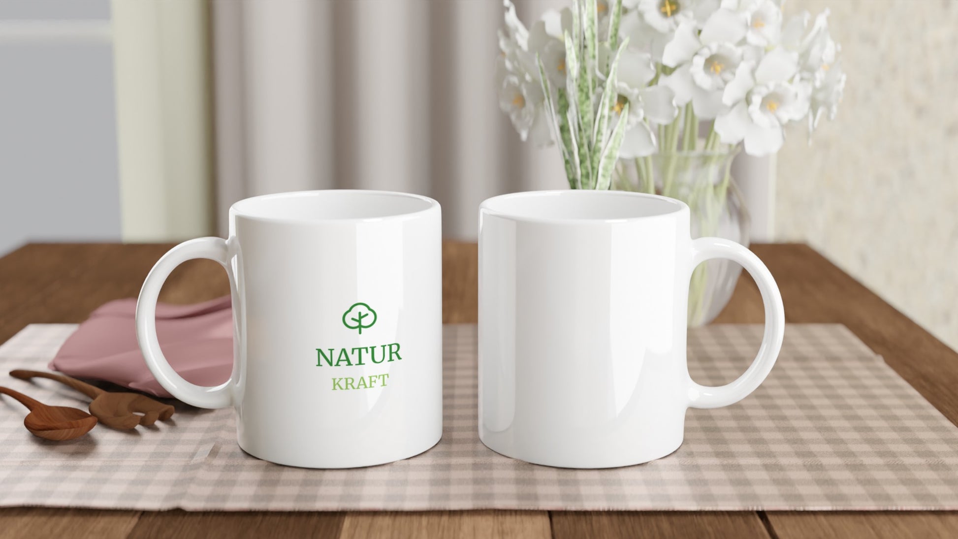 Mugg med Mamma Naturkraft text och gröna träd för fräsch känsla. Perfekt för naturälskande mammor.
