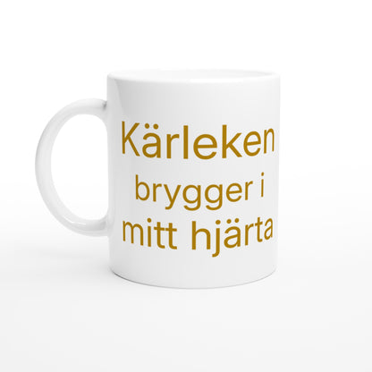 Muggdesign med kärleksfullt hjärtmotiv, som brygger precis som kaffe. Perfekt för romantiska stunder.