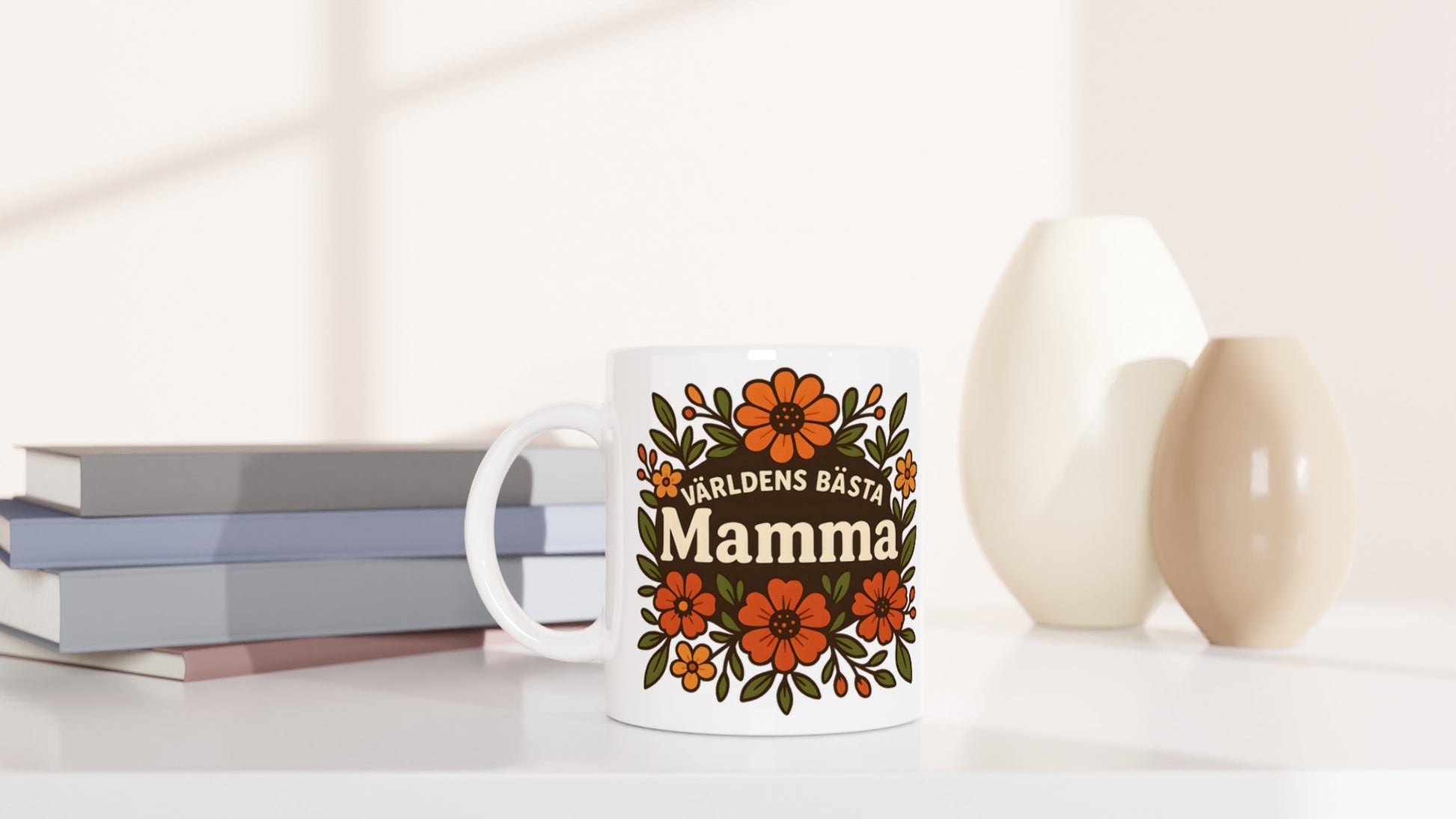 Mugg med blomstrande mönster och texten 'Världens bästa mamma' i fokus, omgiven av varma blommor. För att hedra mamman.
