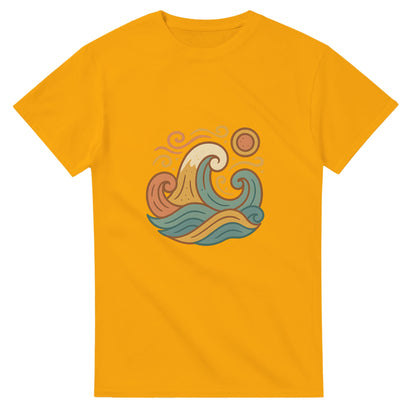 T-shirt med spanska vindar, stiliserade vågor och dämpade medelhavsnyanser. Fångar känslan av varma vindar i Spanien.