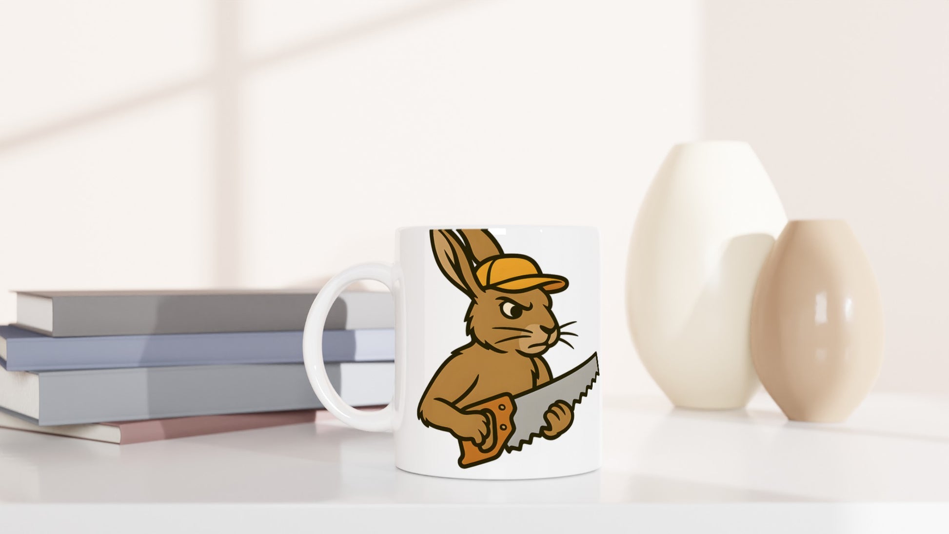 Snickarharen med keps och såg, redo för jobbet. Perfekt för morgonkaffet!