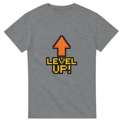 T-shirt med pixelart-motiv av stigande pil och texten 'Level Up!', inspirerad av retro tv-spel.