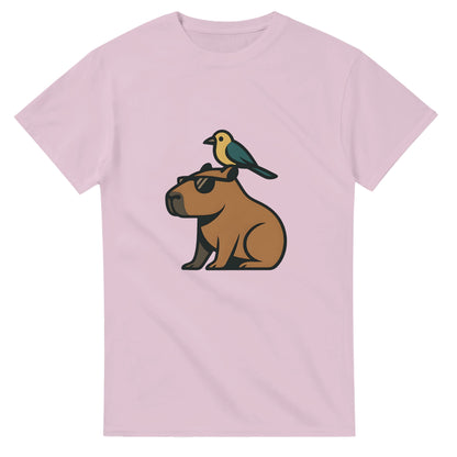 Capy & Bird Buddies - En cool capybara med sin fågelkompis på huvudet, symbolen för harmoni och vänskap. Sprid chill och good vibes!