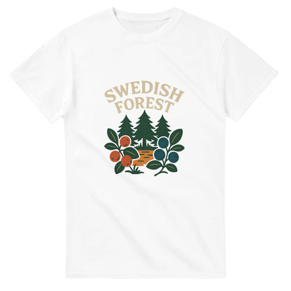 Utforska svensk skogsmagi med bär och vintage design, perfekt för naturälskare.