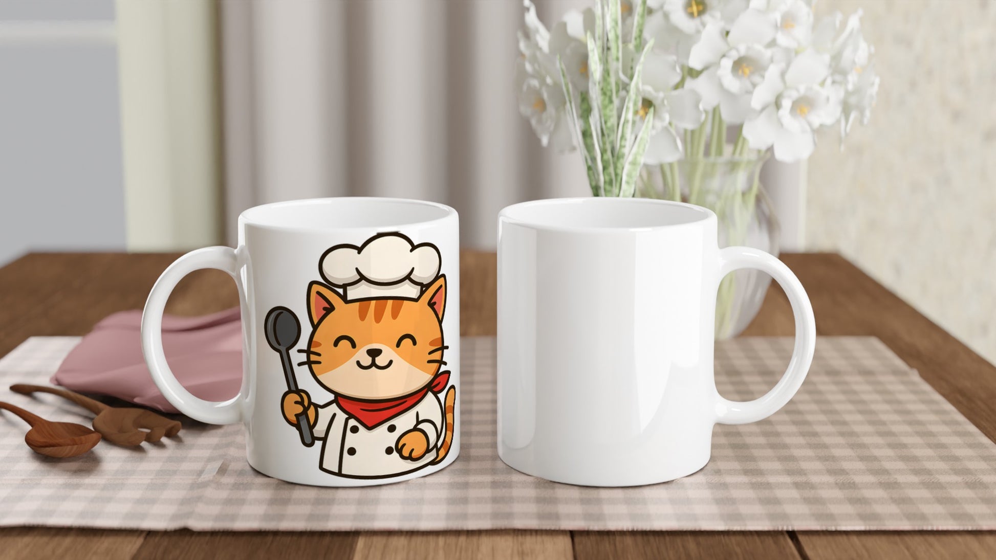 Mugg med katt i kockmössa och slev. Perfekt för kattälskande kockar!