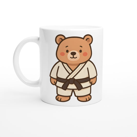 Mugg med björn i judodräkt, perfekt för sport- och djurälskare. Fånga styrkan hos björnen med denna mugg.