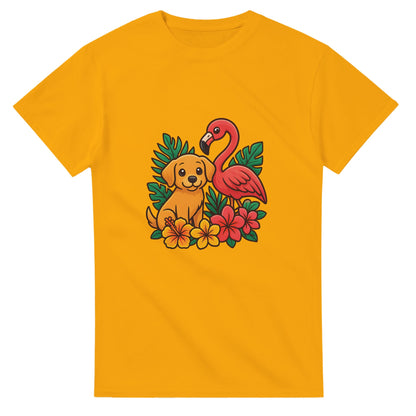 T-shirt med hund och flamingo i tropisk miljö, charmig och trendig design med färgglada blommor.